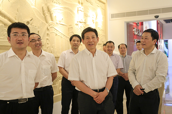 2017年9月，中國建筑材料聯合會會長喬龍德（中）來集團調研，充分肯定集團在創新驅動、綠色發展、“一帶一路”等方面取得的成績