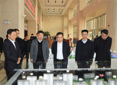 2021年12月，蘭溪市委副書記、市長朱俊華（中）來紅獅集團調研